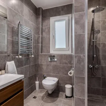 Spacious Modern 4-bed2bath Oasis! #370 Istanboel