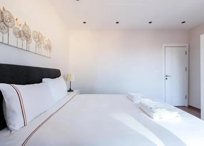 Spacious Modern 4-bed2bath Oasis! #370 Appartamento