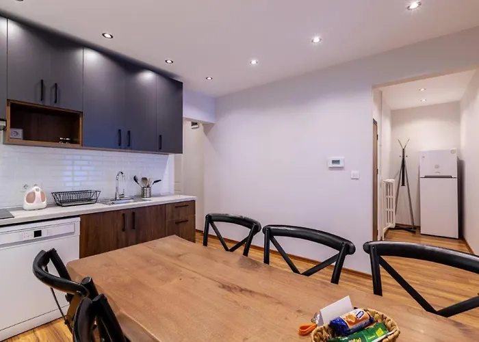 Spacious Modern 4-bed2bath Oasis! #370 Appartamento