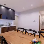 Spacious Modern 4-bed2bath Oasis! #370 شقة