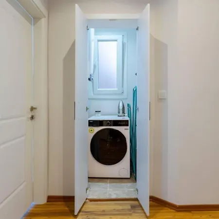 Spacious Modern 4-bed2bath Oasis! #370 *