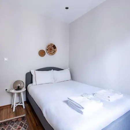 Spacious Modern 4-bed2bath Oasis! #370 イスタンブール