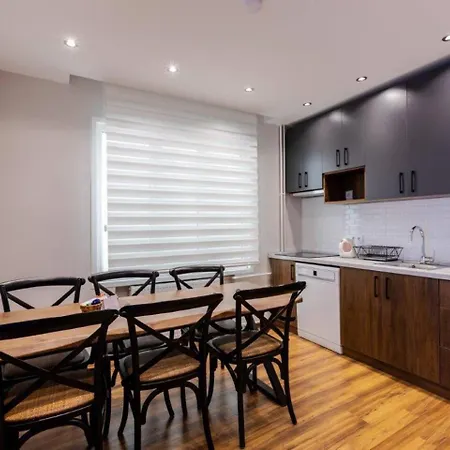 Spacious Modern 4-bed2bath Oasis! #370 *
