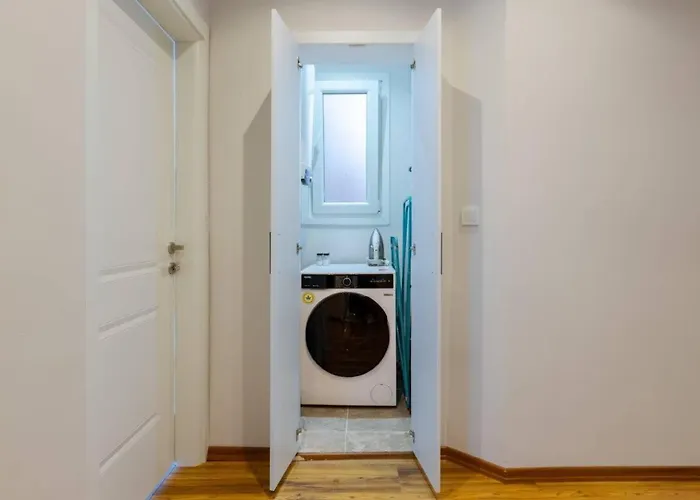 Spacious Modern 4-bed2bath Oasis! #370 *