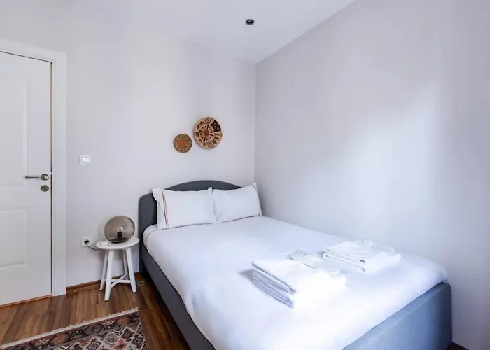 Spacious Modern 4-bed2bath Oasis! #370 Стамбул