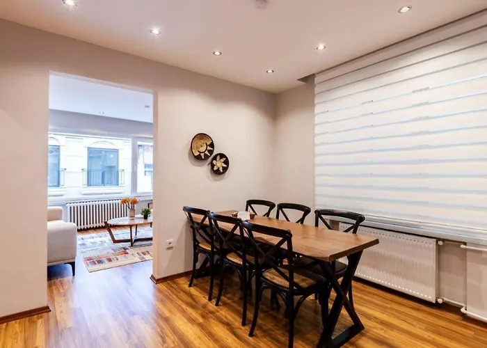 Апартаменты Spacious Modern 4-bed2bath Oasis! #370 Стамбул