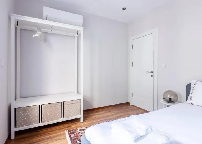 Spacious Modern 4-bed2bath Oasis! #370 *