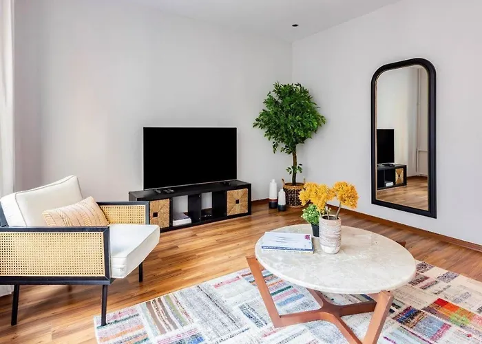 Spacious Modern 4-bed2bath Oasis! #370 Апартаменты Стамбул