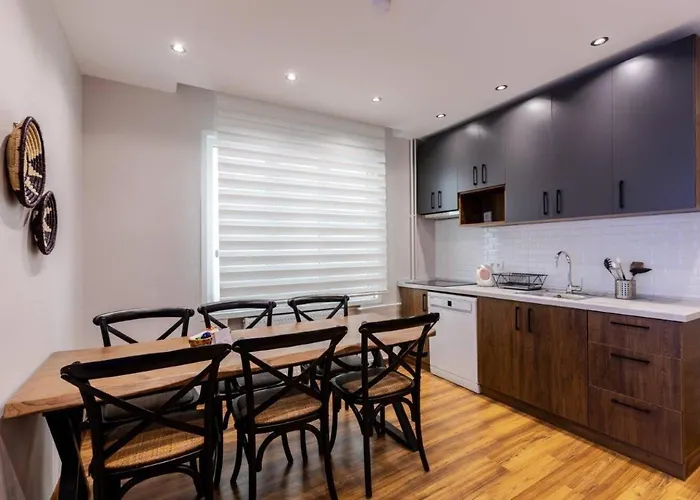 Spacious Modern 4-bed2bath Oasis! #370 *