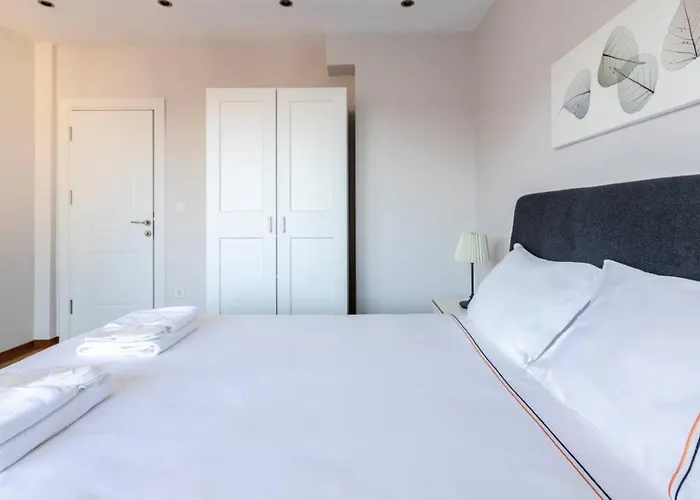 Апартаменты Spacious Modern 4-bed2bath Oasis! #370 *