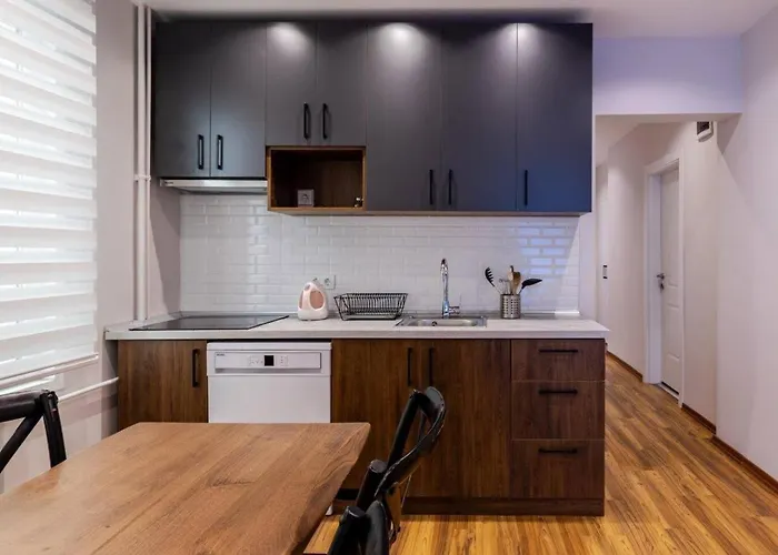 Spacious Modern 4-bed2bath Oasis! #370 * Стамбул